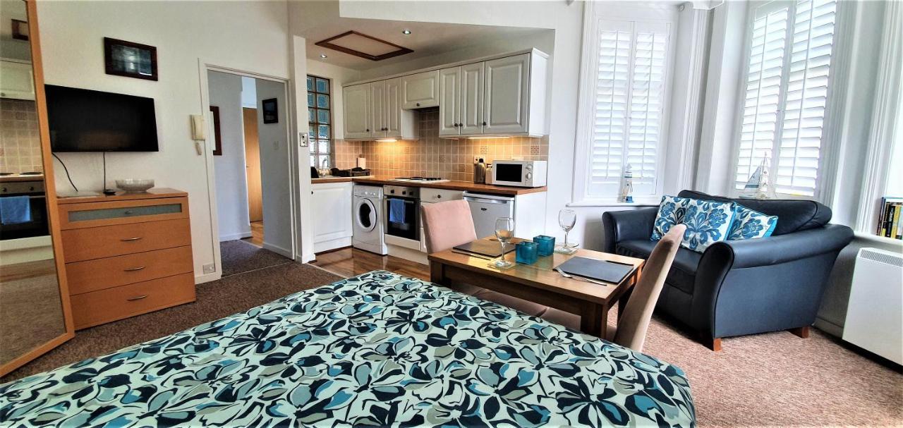 A Beautiful Apartment With Stunning Sea Views & Private Balcony Борнмут Экстерьер фото