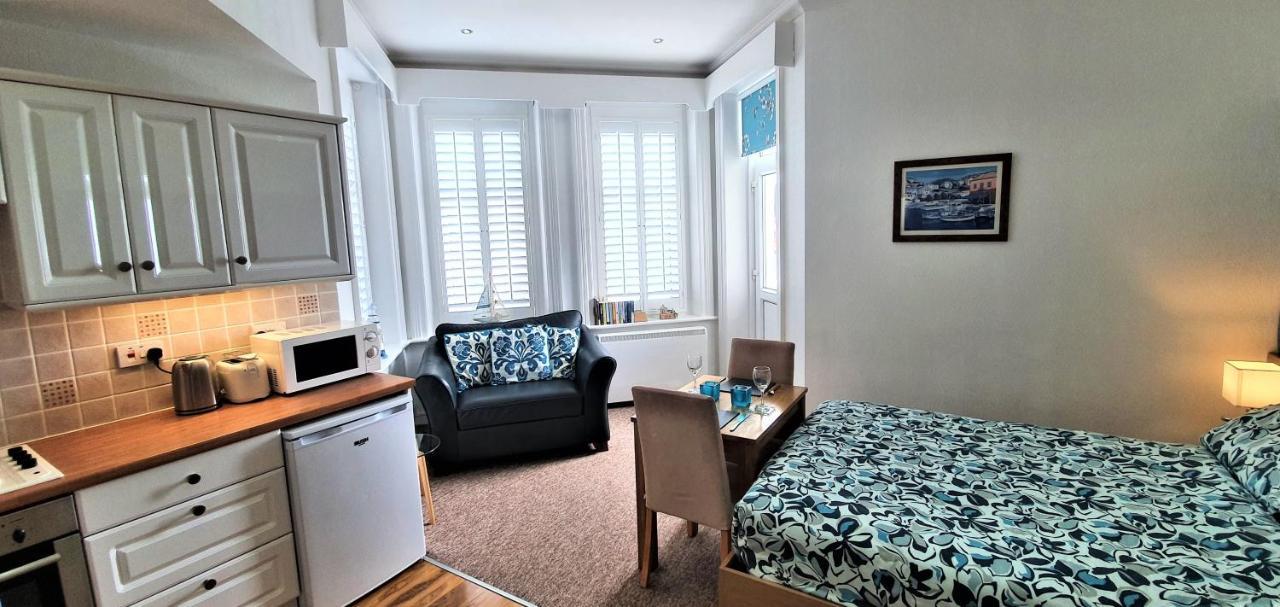 A Beautiful Apartment With Stunning Sea Views & Private Balcony Борнмут Экстерьер фото