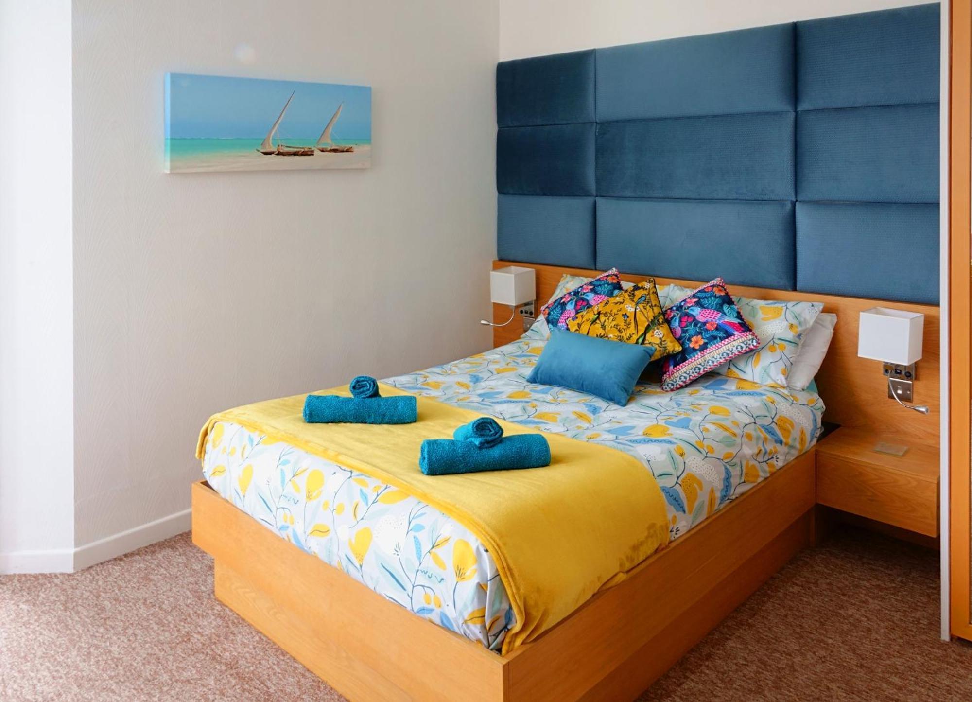 A Beautiful Apartment With Stunning Sea Views & Private Balcony Борнмут Экстерьер фото